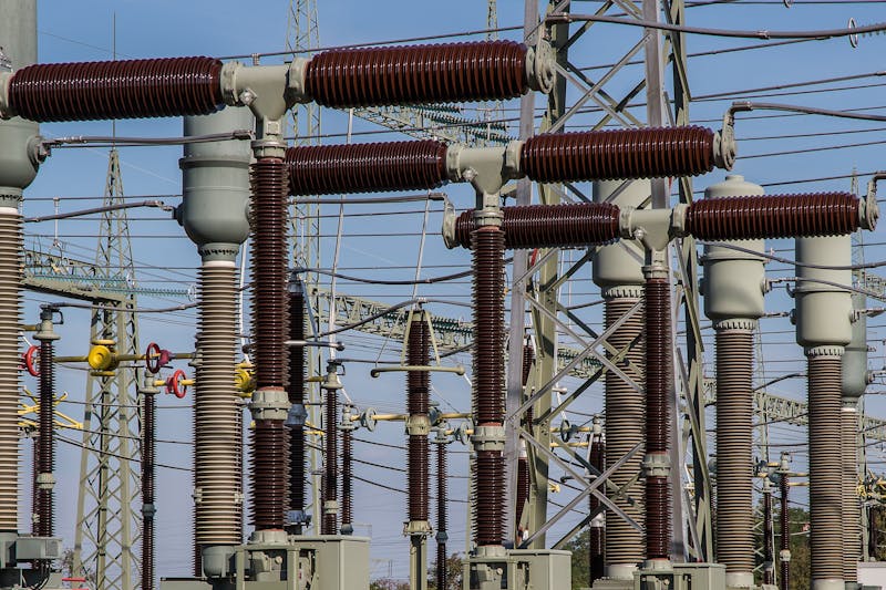 Pannelli solari e turbine eoliche, simboli della transizione energetica