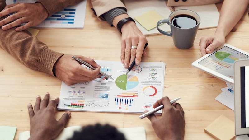 Gruppo di persone in riunione di lavoro, rappresentazione della dimensione sociale aziendale